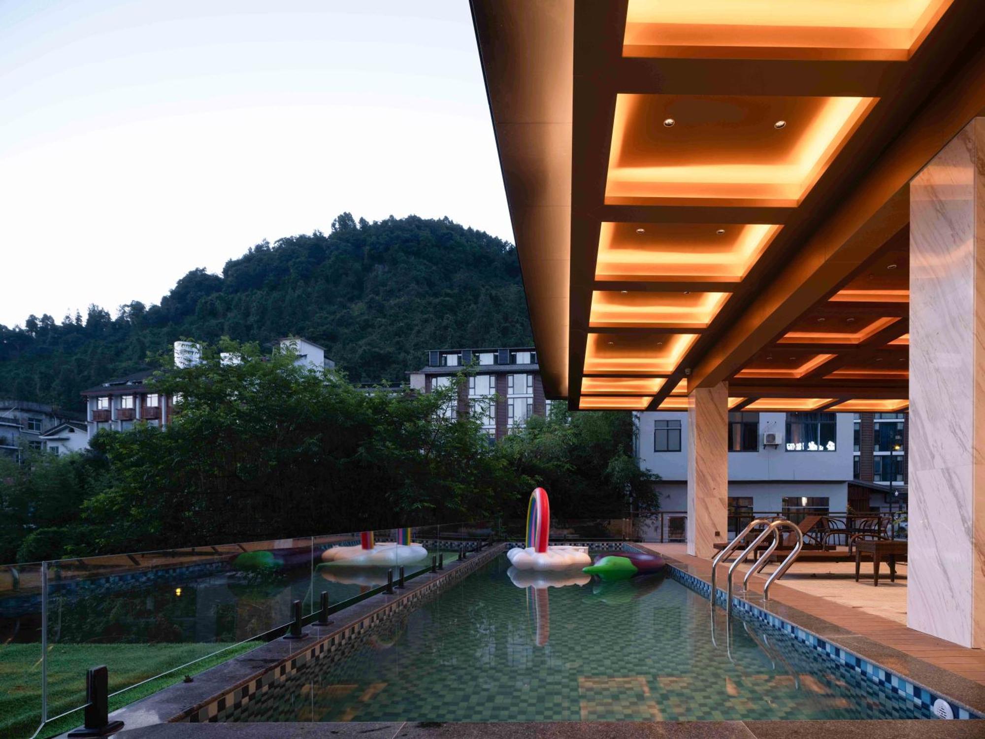 Zhangjiajie Utopia Hotel--Free One Way Pick Up Service Over 2 Nights Екстериор снимка