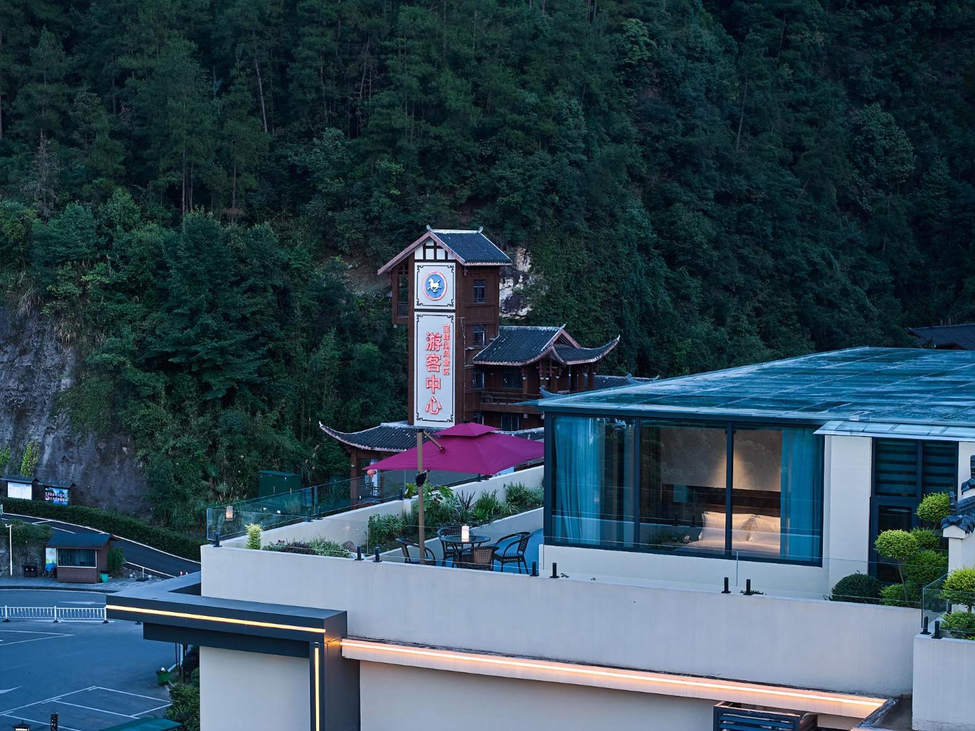 Zhangjiajie Utopia Hotel--Free One Way Pick Up Service Over 2 Nights Екстериор снимка