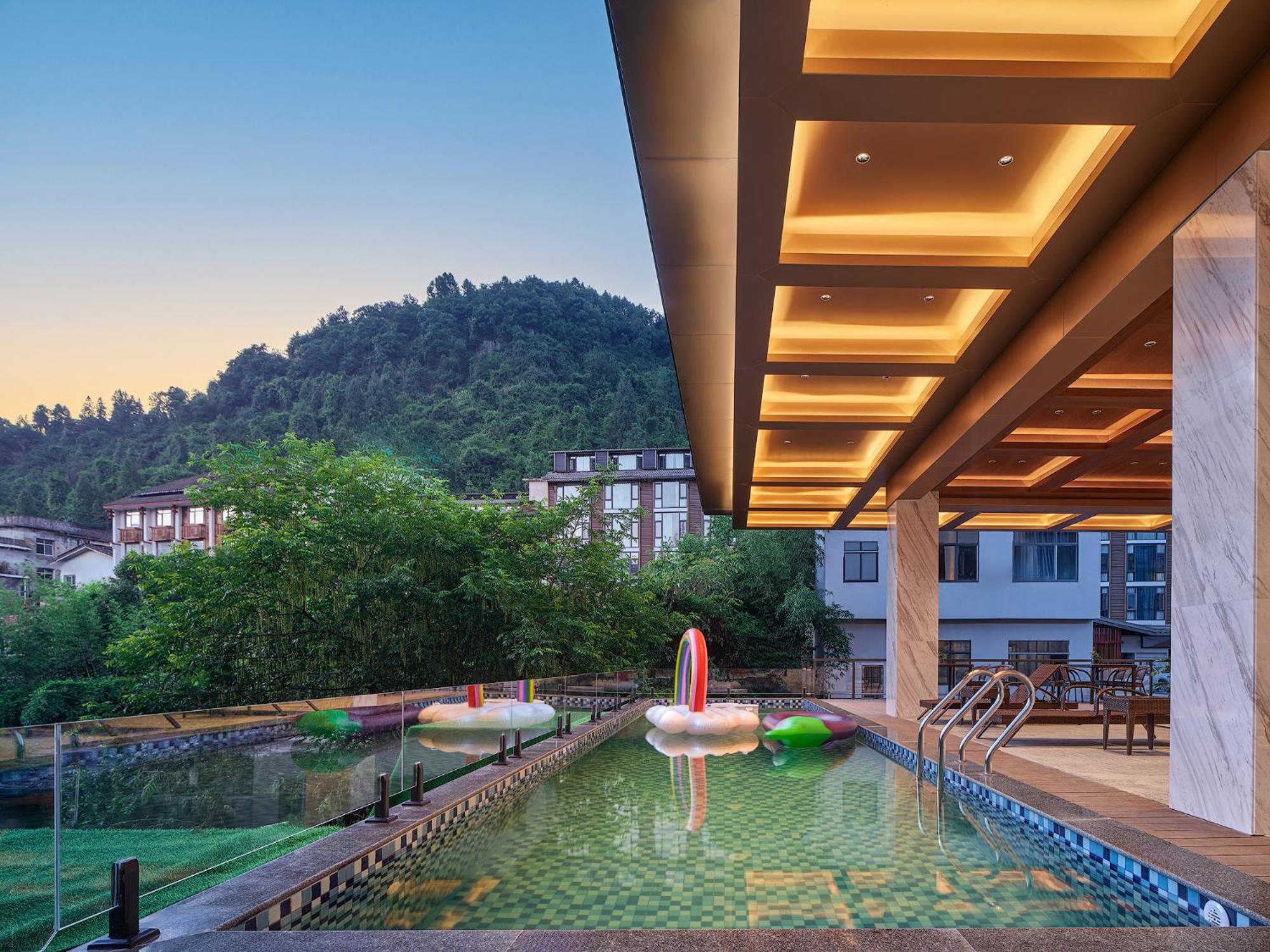 Zhangjiajie Utopia Hotel--Free One Way Pick Up Service Over 2 Nights Екстериор снимка